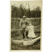 Oficial de la Wehrmacht junto al monumento roto de la Primera Guerra Mundial cerca de Verdún